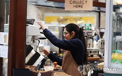 런던 시내의 한 카페에서 근무 중인 여성의 모습