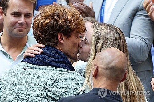 우승 확정 후 칼린스카야와 입맞춤하는 신네르