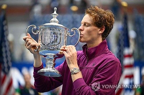 우승 트로피에 키스하는 신네르