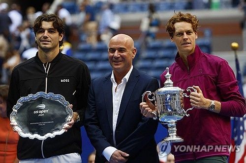 왼쪽부터 준우승한 프리츠, 앤드리 애거시, 신네르. 