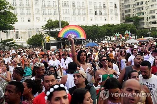 신년 행사를 즐기러 나온 리우데자네이루 주민들