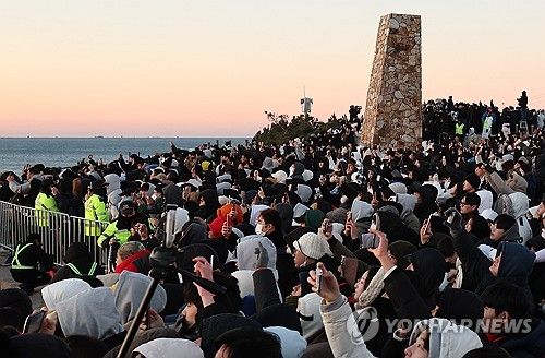 울산 간절곶 찾은 해맞이객들