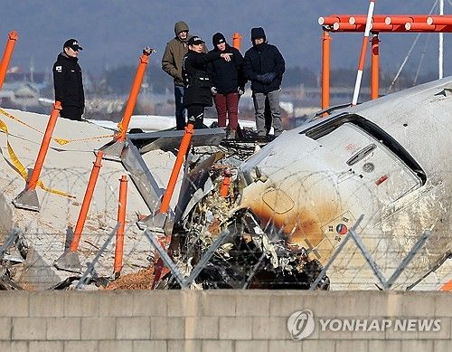 방위각 시설에 올라간 한미 조사단