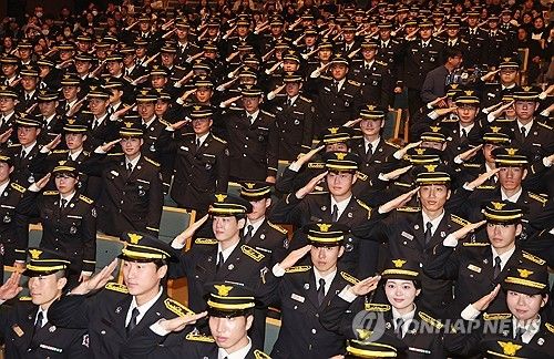 경례하는 신임 소방관들