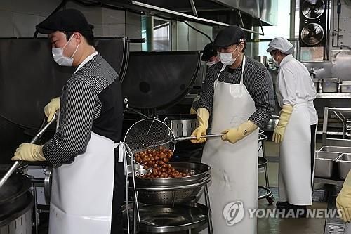 사진은 육군훈련소 민간위탁 병영식당에서 민간 조리사들이 장병 음식을 조리하는 모습. 2023.12.17 [국방부 제공. 재판매 및 DB 금지]