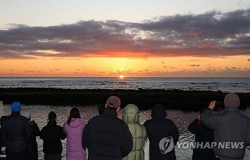 수평선 위로 떠오르는 일출