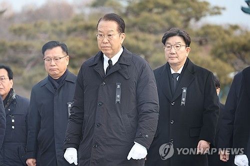 권영세 비상대책위원장-권성동 원내대표, 현충탑으로