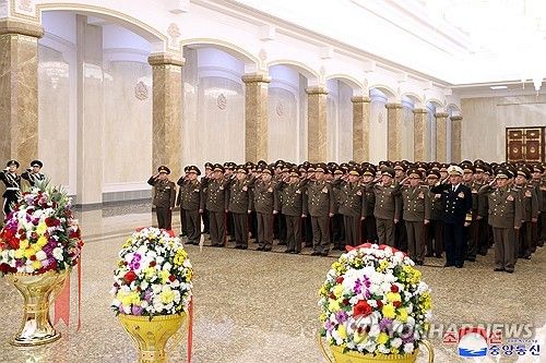 북한 당ㆍ정 간부들 금수산태양궁전 참배