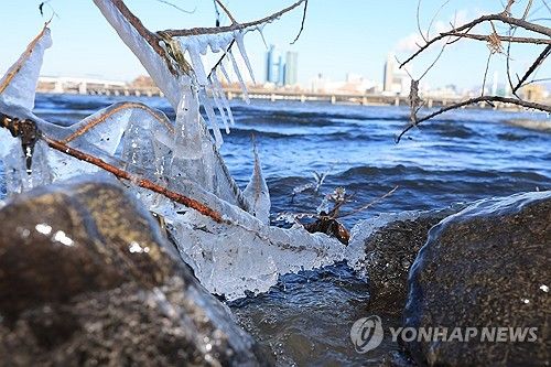 고드름 생긴 한강변