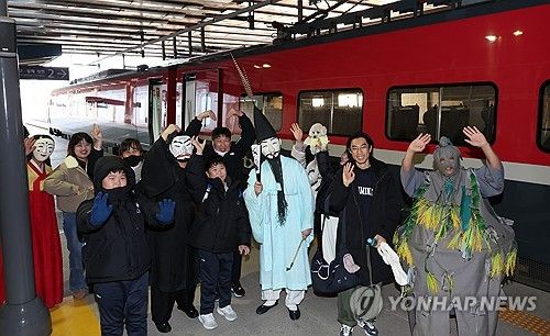 동해선 개통…강릉역에 도착한 첫 열차