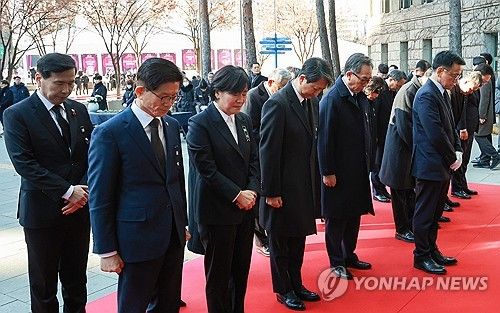 헌화 뒤 묵념하는 최상목 권한대행과 국무위원