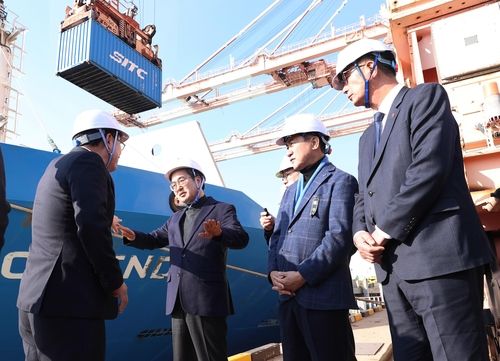 평택항 새해 첫 수출현장 찾은 김동연 지사 