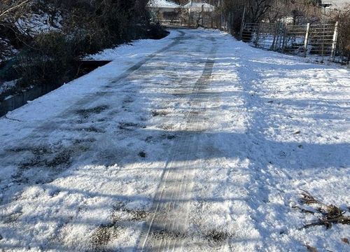 빙판길 된 인천시 강화군 한 도로