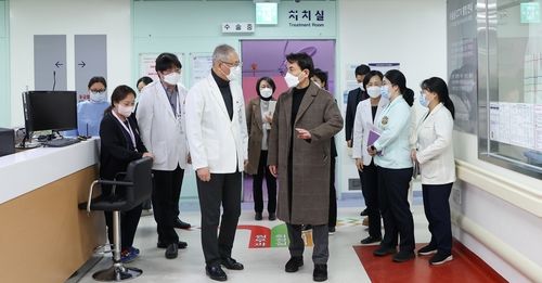 강원대병원 응급의료센터 방문한 김진태 지사