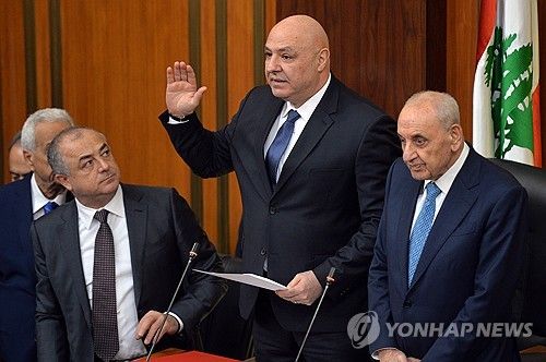 레바논 의회서 선서하는 조제프 아운 대통령