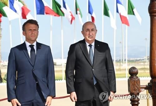 2022년 8월 에마뉘엘 마크롱 프랑스 대통령과 압델마드지드 테분 알제리 대통령