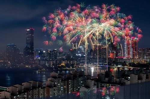 여의도 한강공원에서 열린 '서울 세계 불꽃축제'. 2024년 [연합뉴스 자료사진]