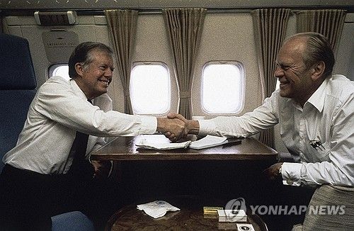 대통령 전용기를 함께 탄 지미 카터(좌측)와 제럴드 포드(우측) 전 대통령