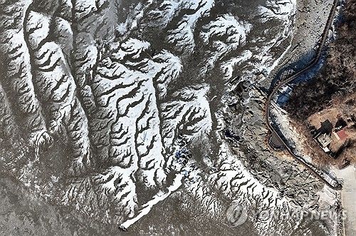 최강한파로 항구도 '얼음'