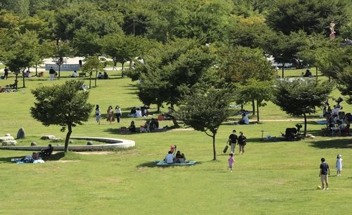 여의도 한강공원 잔디광장에서 여가를 즐기는 시민들. 2021년 [연합뉴스 자료사진]
