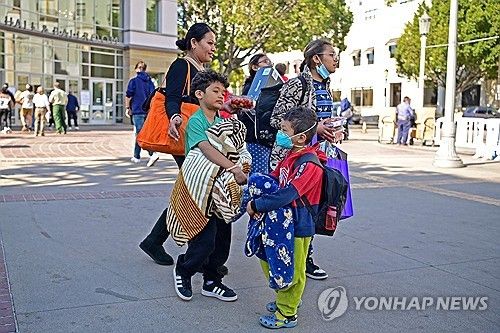 10일(현지시간) LA 산불 대피소로 이동 중인 주민들