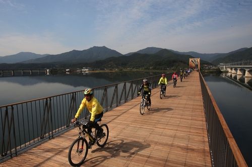 옛 중앙선 철길에 만든 남양주∼양평 남한강 자전거길. 2011년 [행정안전부 제공]