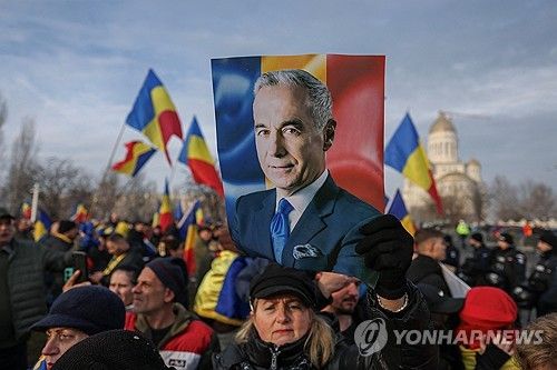 제오르제스쿠 후보 사진 든 지지자
