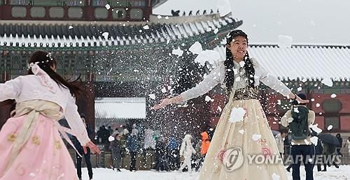 눈 던지는 외국인 관광객들