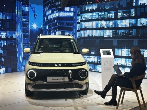 차량 외부 전원공급 기능 체험하는 관람객