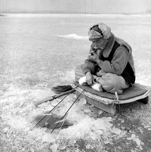꽁꽁 언 한강에서 얼음낚시를 하는 시민. 1964년 [국가기록원 제공]