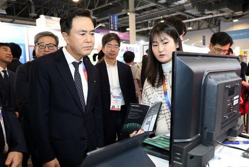 CES 충남관 둘러보는 김태흠(왼쪽) 충남지사