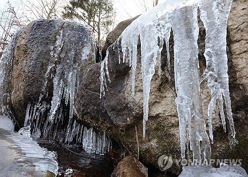 부산 추위에 고드름