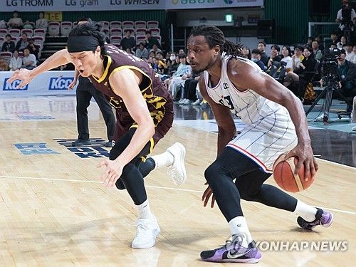 '현란한 드리블' 돌파 시도하는 KCC 디온테 버튼