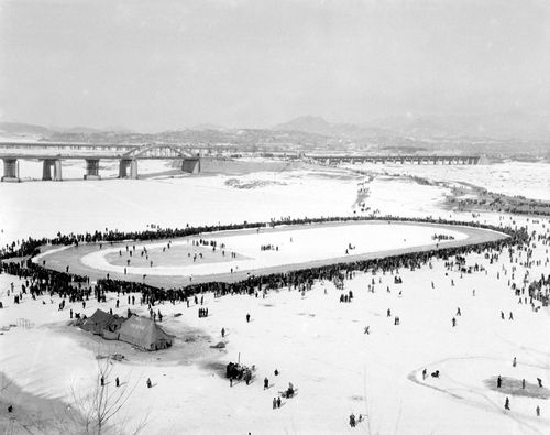 빙상경기가 열린 한강대교 아래 스케이트장. 1956년 [국가기록원 제공]
