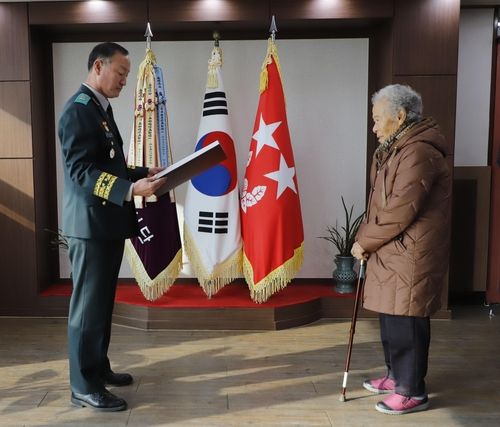 고 강인영 중위의 아내 정귀례씨에게 훈장 전수하는 사단장