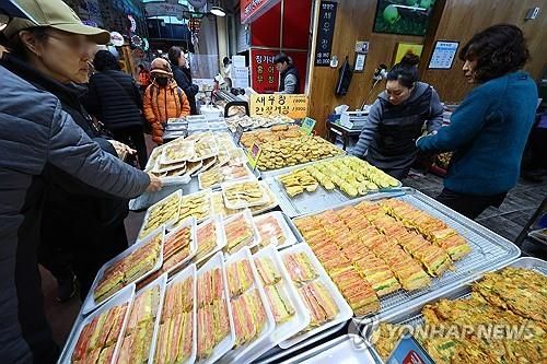 설 앞두고 장보는 시민들