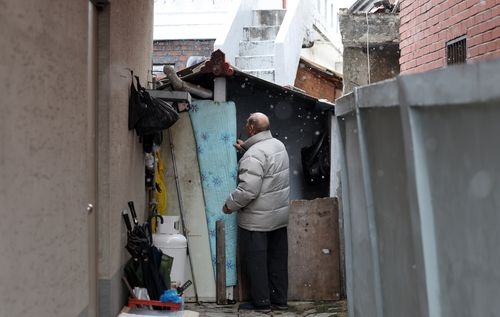 등유 보일러 살피는 할아버지
