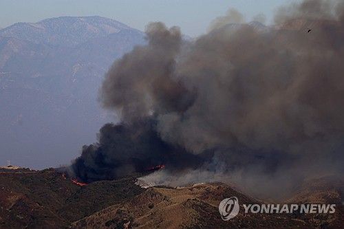 9일(현지시간) LA 서부 산지에서 확산 중인 '팰리세이즈 산불'