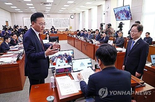 '내란특검법 상정' 대화 나누는 법사위 간사들