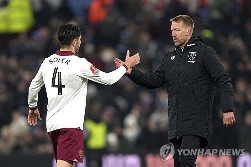 경기가 끝난 뒤 선수들을 격려하는 웨스트햄의 그레이엄 포터 감독