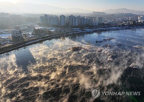 최강 한파에 짙게 피어오르는 물안개