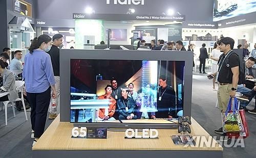 캔톤페어 전시된 중국 하이얼사의 OLED TV
