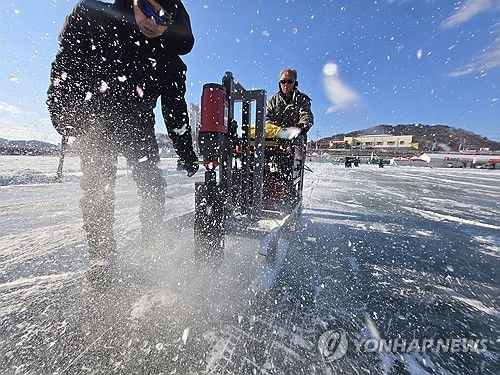 꽁꽁 언 화천산천어축제 낚시터