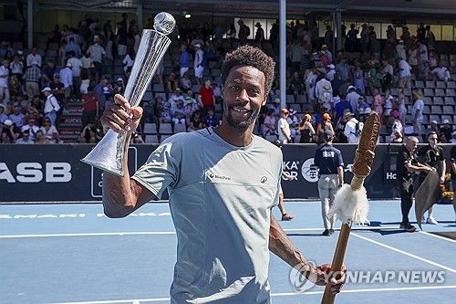 우승컵을 든 몽피스