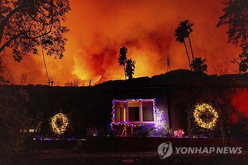 10일(현지시간) 화염이 번지고 있는 LA 맨더빌캐니언 지역