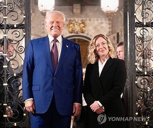지난 4일(현지시간) 이탈리아 멜로니 총리(오른쪽) 만난 트럼프