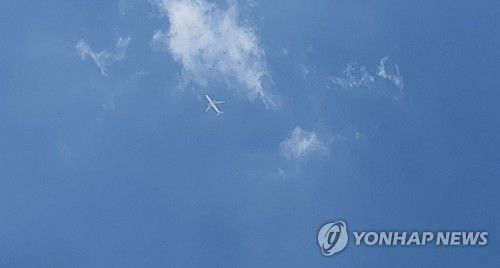 구름 속, 비행기