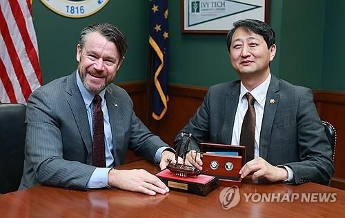 토드 영 상원의원과 면담하는 안덕근 장관