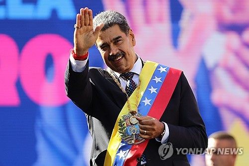 10일(현지시간) 대통령 취임식(3연임) 후 지지자를 향해 손 흔드는 마두로