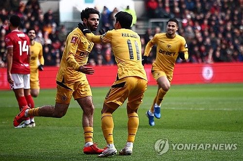 아이트누리의 선제골을 축하하는 황희찬(11)